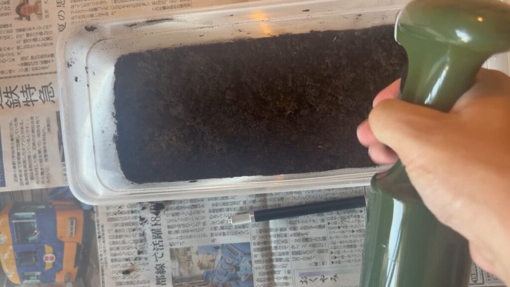 霧吹きで表面を湿らせる